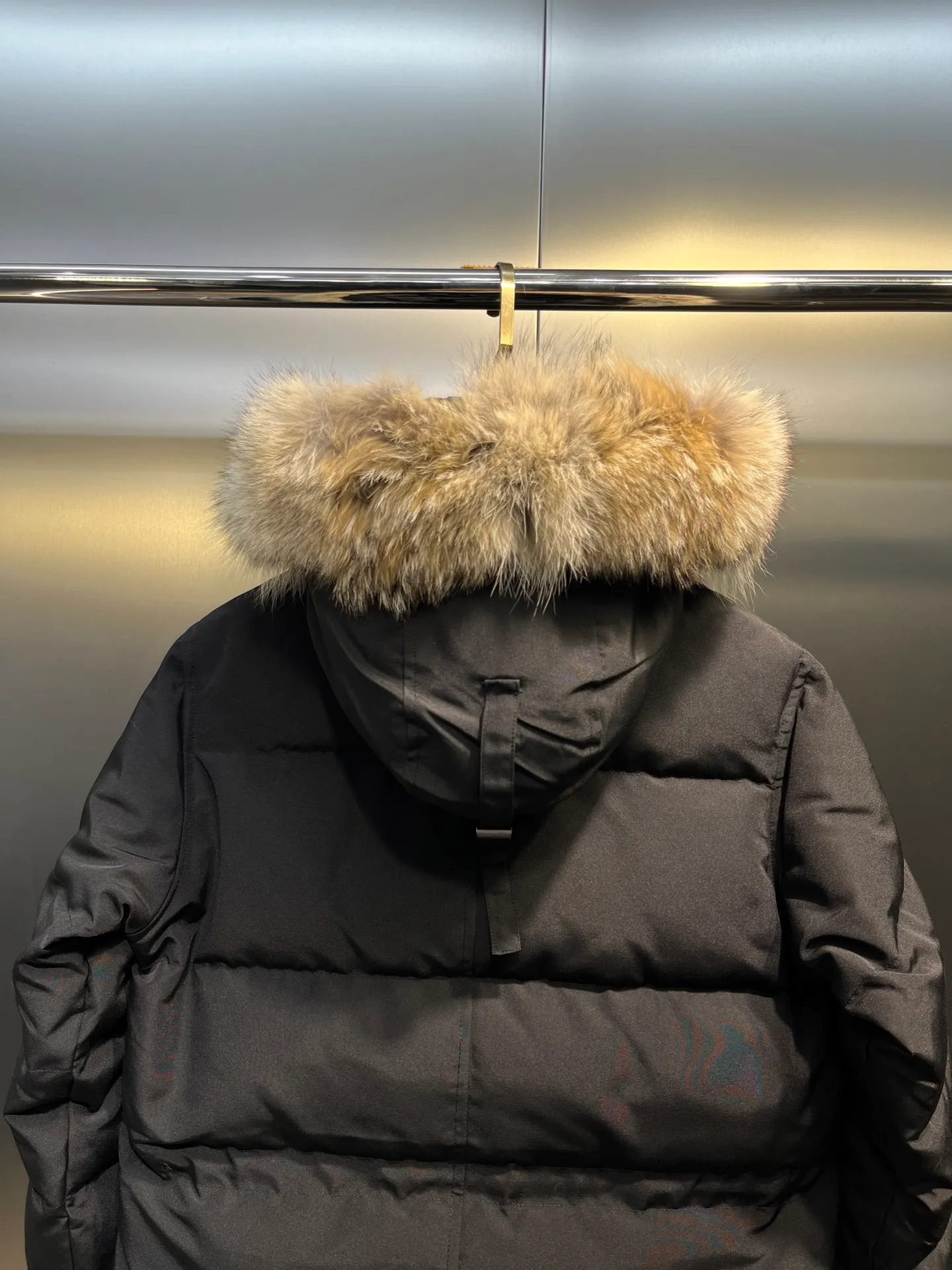 P860 Canada Goose Canada # Expedition04 Parker, a treasure of Canadian origin! Limited supply worldwide! Canada Goose Model 04 is a top-notch couple model, polar cold-proof outdoor series fur collar detachable hooded parka down jacket, the first Goose in 2024. I hope my partners like the top quality, and I hope everyone can evaluate it together! The most popular cool items of the Big Goose family in 2024 are online. The same popular product of Yi Yang Qianxi is said to be a joint limited edition Big Goose that cannot be bought in autumn and winter. If you dislike the sameness of the Big Goose in the past, then this model will definitely give you a different experience! This year's most powerful couple's collection for autumn and winter is online, a top-notch luxurious ready-to-wear style, paired with an outdoor warm down jacket with great style and charm! The most standard and classic items of the Daye family in the past two years are equipped with unique reflective stripes for embellishment, which further shows the high-end fashion performance effect. With the embellishment of hardware buckles, it has excellent performance effect. The upper body is clean, simple and elegant, even for urban leisure. It is suitable for various occasions. Designed with large pockets, this model has a large capacity and is equipped with reflective stripes, making it safer at night. It is suitable for various adventure activities. It is made of windproof and waterproof technical materials. The interior is filled with full white duck down, which is absolutely cold-proof and warm. It also has a stand-up collar design and fine fluff at the collar, with meticulous attention to detail! The charm of this model is also more spiritual, and the upper body has more temperament and specifications. It perfectly shows the ultra-high standard of fashionable performance of this model, integrating outdoor and life, and you can even create high-street wear! The most pinnacle limited-edition goose that we have presented so far, both in terms of design and detailed materials, it is completely outstanding. The grand and evergreen version design is matched with cool reflective elements. The overall appearance can be said to be quite high, and it has that kind of powerful outdoor performance! It combines high-end casual attributes with high-street style. It is high-grade, domineering, warm, and beautiful. The visibility of the upper body is quite strong, and the configuration of the owl element is highly brand-recognizable. It fully complements the overall brand performance and visual effects, and also has the high-end sense of fashion and fashionable performance. It is a must-buy product because it is the most awesome down brand on the planet and one of Canada's three national treasure brands. It is also a sentimental down luxury brand. In the field of polar cold-proof clothing, Goose has made an irreplaceable contribution... Size: xs s m l xl